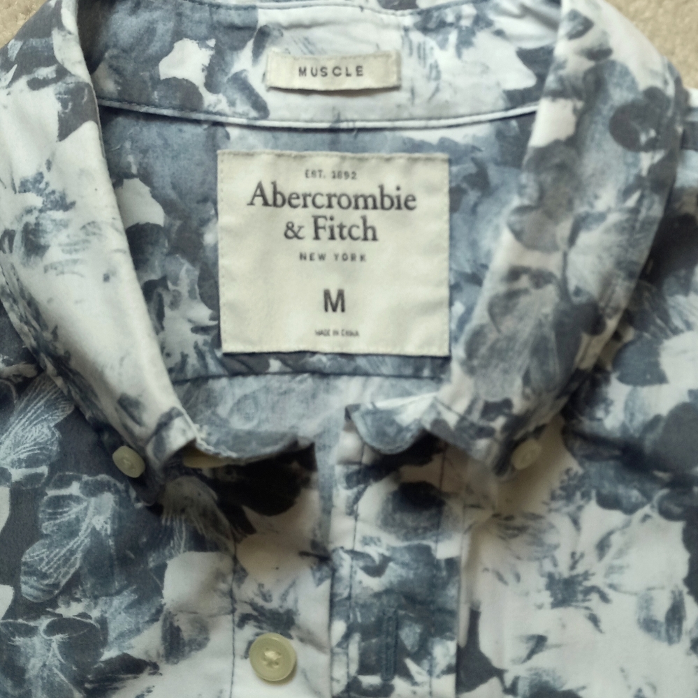 A&F Button down short sleeve - Picture 3 of 4